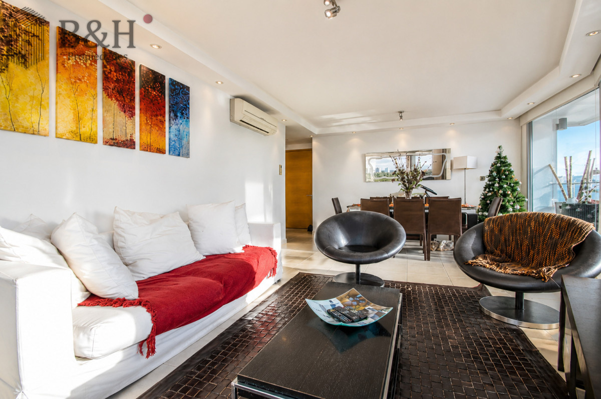 Apartamento ID.395 - Venta de apartamento de tres dormitorios más dependencia en playa Mansa, Punta del Este