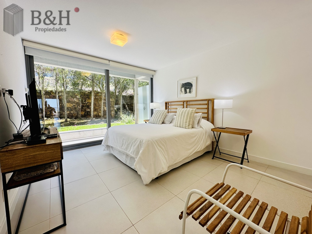 Apartamento ID.6877 - Venta y Alquiler temporario de apartamento moderno de dos dormitorios con parrillero en Punta Ballena
