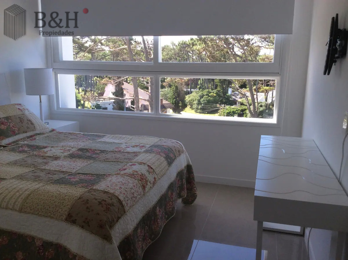 Apartamento ID.443 - Venta y alquiler de moderno departamento de tres dormitorios más dependencia a pasos de Playa Brava