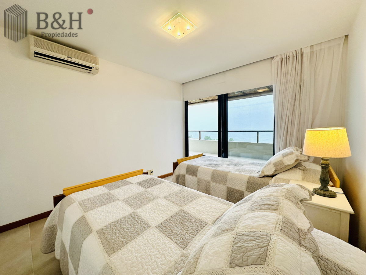 Apartamento ID.6472 - Excelente y amplio departamento duplex en venta de 3 dormitorios mas dependencia con parrillero, Punta Ballena