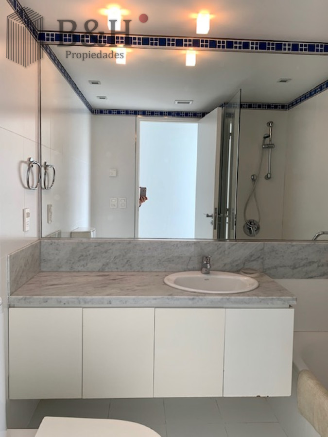 Apartamento ID.5732 - Venta y alquiler temporario de apartamento de tres dormitorios mas dependencia de servicio en Playa Brava