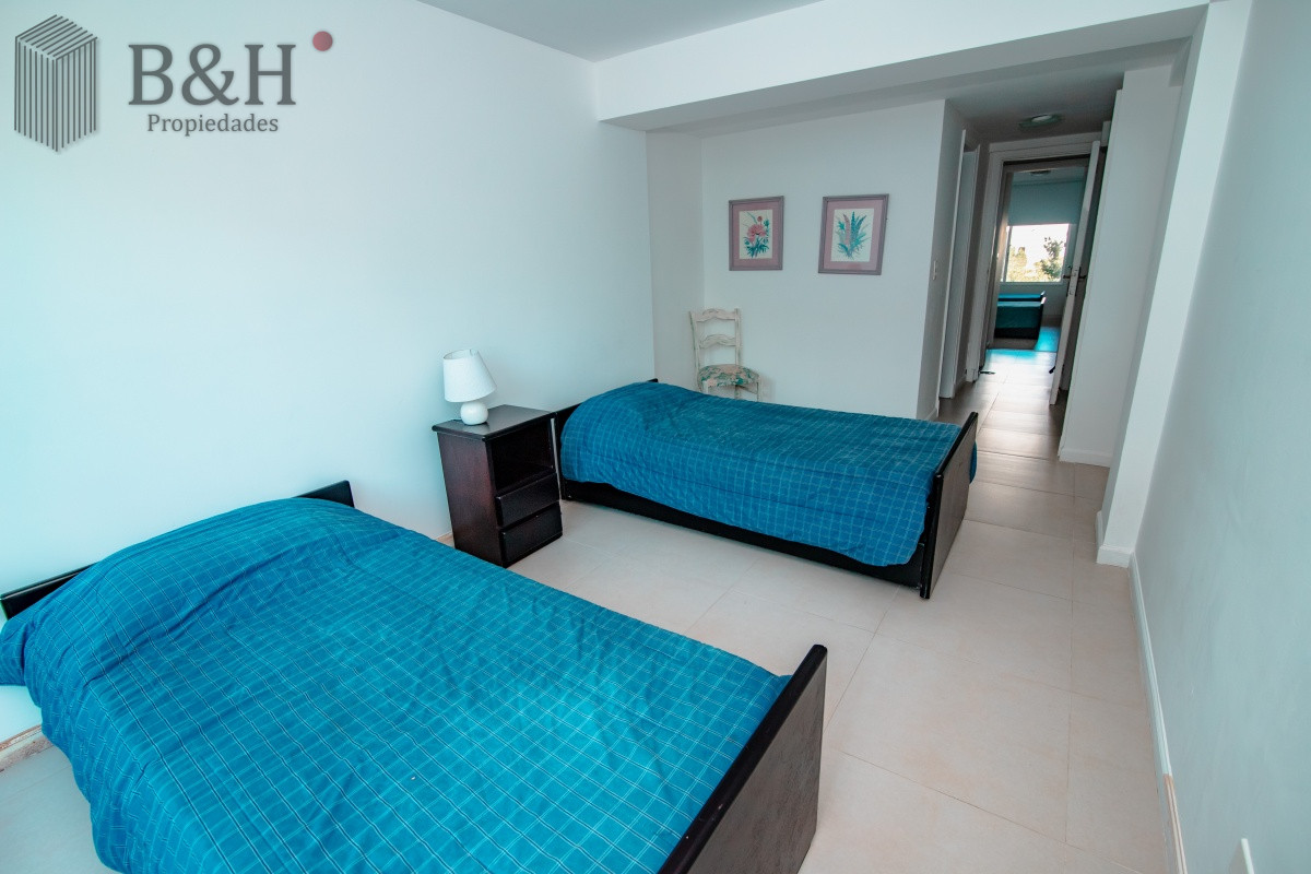 Apartamento ID.852 - Oportunidad en Venta de Apartamento de planta baja con salida al jardín de tres dormitorios en Playa Montoya