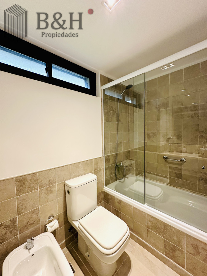 Apartamento ID.6472 - Excelente y amplio departamento duplex en venta de 3 dormitorios mas dependencia con parrillero, Punta Ballena