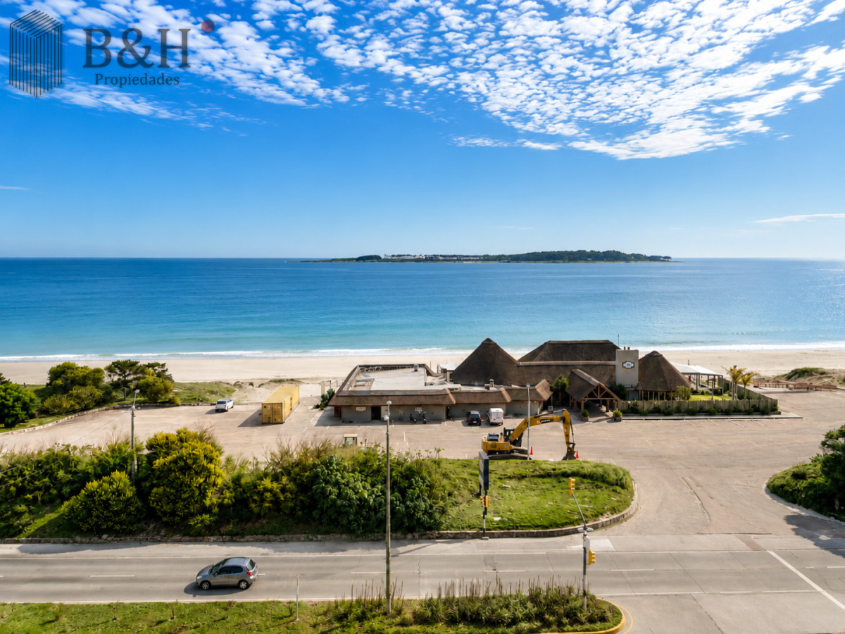 Apartamento ID.2030 - Apartamento de 3 Dormitorios sobre Playa Mansa, en Venta y Alquiler