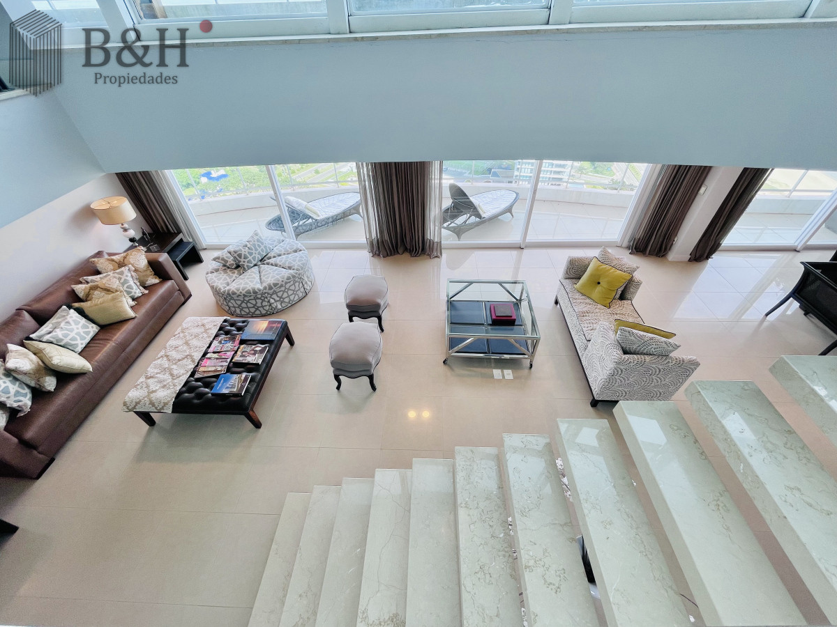 Apartamento ID.4496 - Lujoso Penthouse de 4 Dormitorios con Vista al Mar sobre Playa Mansa, Punta del Este