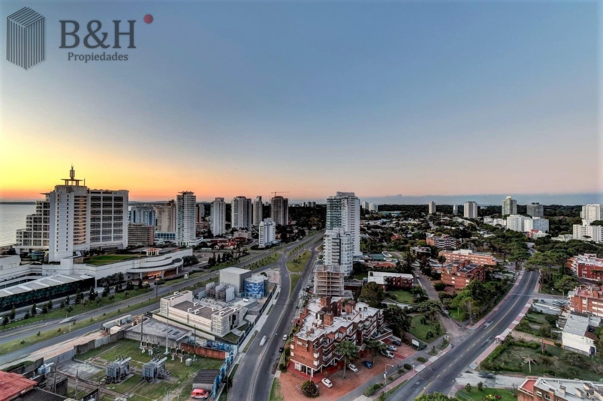 Apartamento ID.1241 - Alquiler temporario de apartamento de dos dormitorios con dos baños a pasos de la Playa y centro comercial, Punta del Este