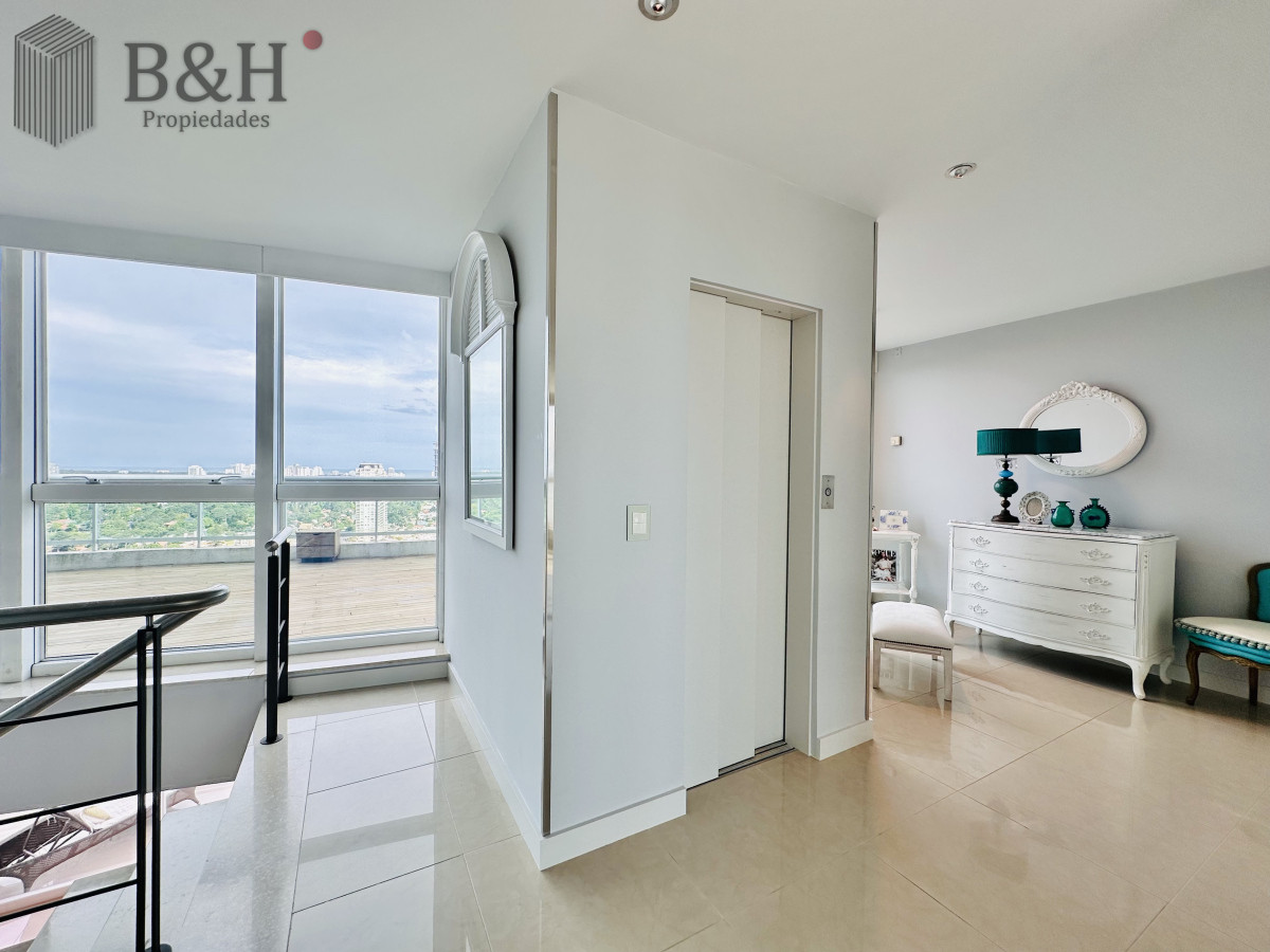 Apartamento ID.4496 - Lujoso Penthouse de 4 Dormitorios con Vista al Mar sobre Playa Mansa, Punta del Este