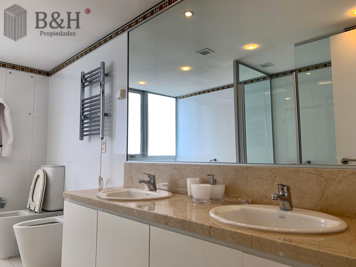 Apartamento ID.1233 - Venta y alquiler de departamento esquinero de tres dormitorios mas dependencia de servicio, Torre LE PARC, playa Brava. Punta del Este