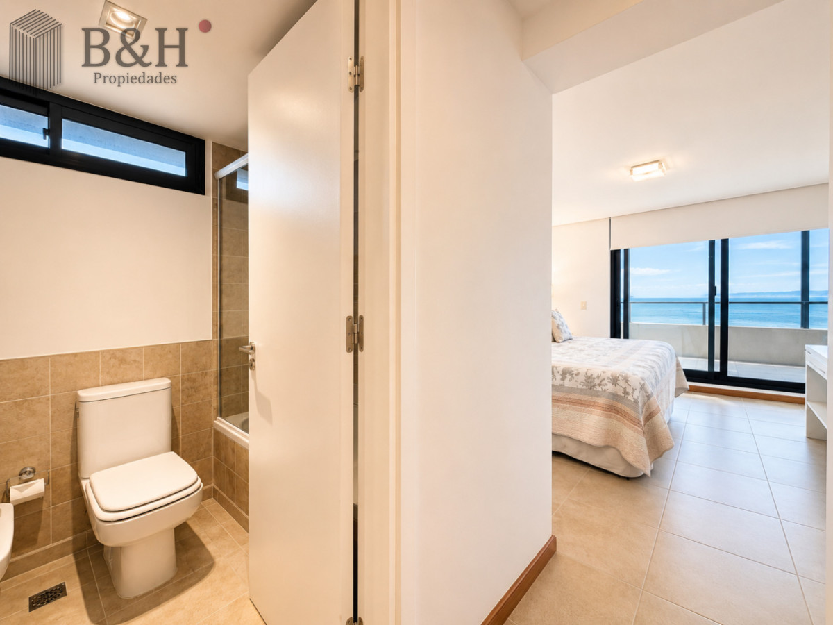 Apartamento ID.6472 - Excelente y amplio departamento duplex en venta de 3 dormitorios mas dependencia con parrillero, Punta Ballena