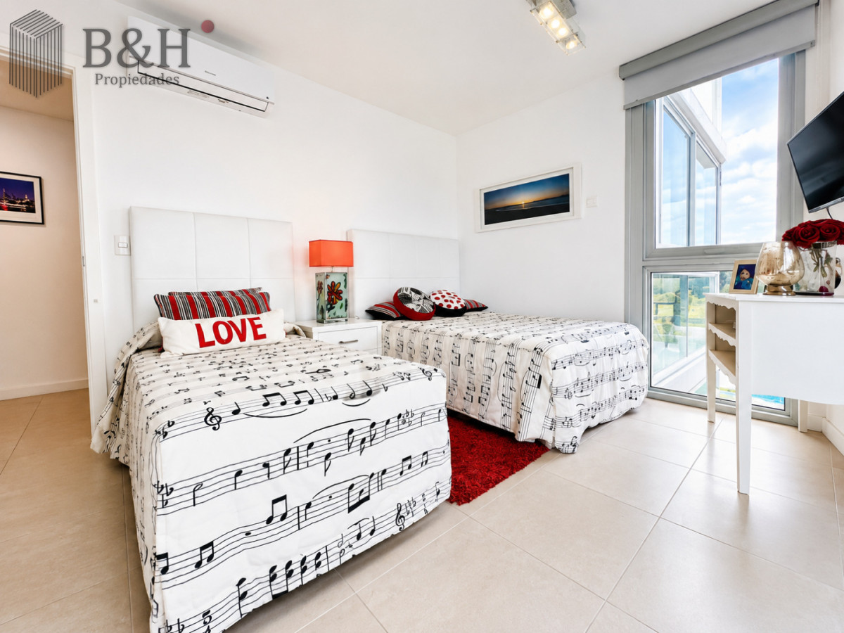 Apartamento ID.2690 - Oportunidad en Venta y Alquiler temporal de maravilloso departamento esquinero en Torre Le Parc, Playa Brava, Punta del Este