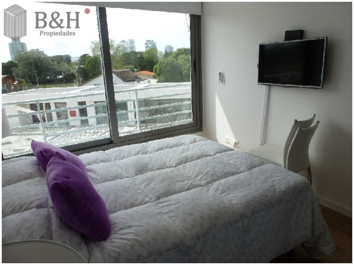 Apartamento ID.4572 - Alquiler temporal de apartamento de dos dormitorios con dos baños en Playa Mansa, Punta del Este