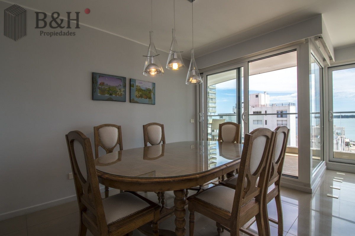 Apartamento ID.5677 - Excelente Apartamento de 2 Dormitorios y Dependencia de Servicio en Playa Mansa