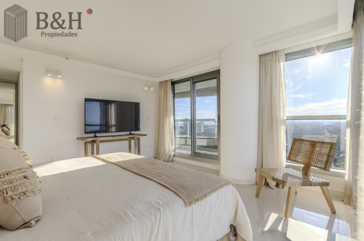 Apartamento ID.5441 - Moderno Penthouse con Vista al Mar, en Playa Brava, 3 Dormitorios con Parrillero y Dependencia de servicio