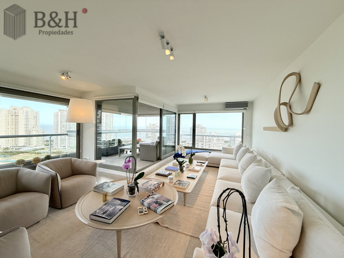 Apartamento Penthouse finamente decorado de 3 dormitorios con parrillero propio en alquiler temporario, Roosevelt Brava, Punta del Este - BYH6402A