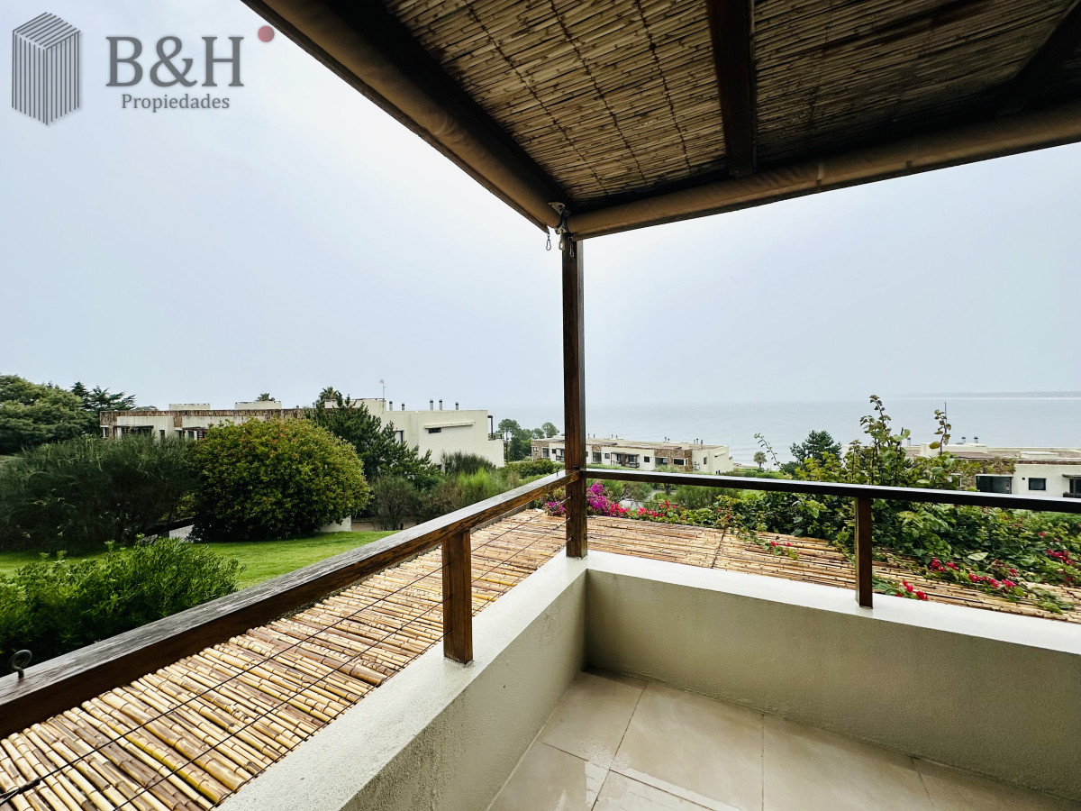 Apartamento ID.6472 - Excelente y amplio departamento duplex en venta de 3 dormitorios mas dependencia con parrillero, Punta Ballena