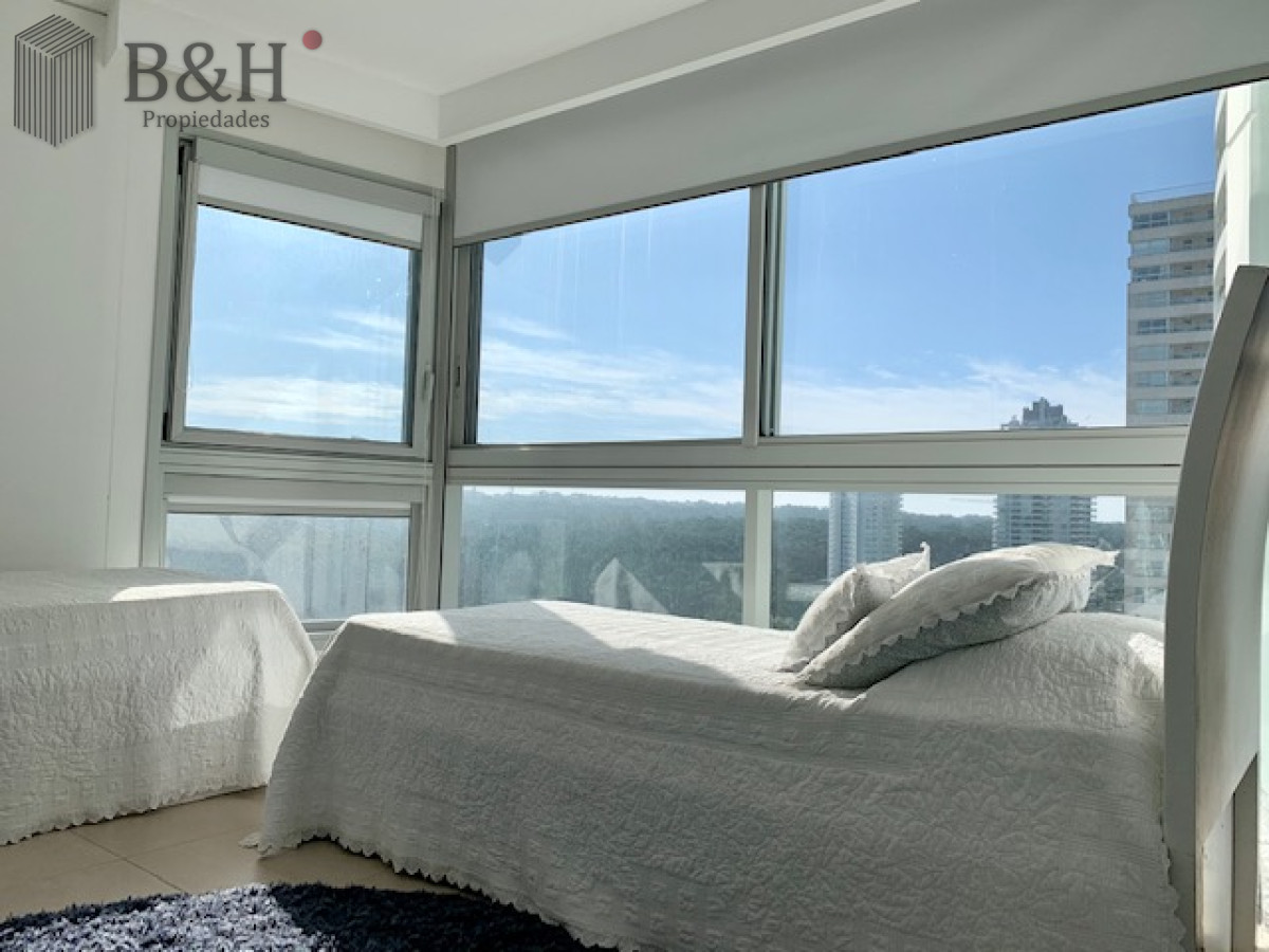 Apartamento ID.5732 - Venta y alquiler temporario de apartamento de tres dormitorios mas dependencia de servicio en Playa Brava
