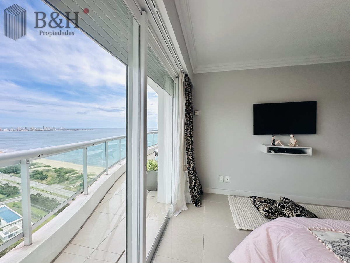 Apartamento ID.4496 - Lujoso Penthouse de 4 Dormitorios con Vista al Mar sobre Playa Mansa, Punta del Este