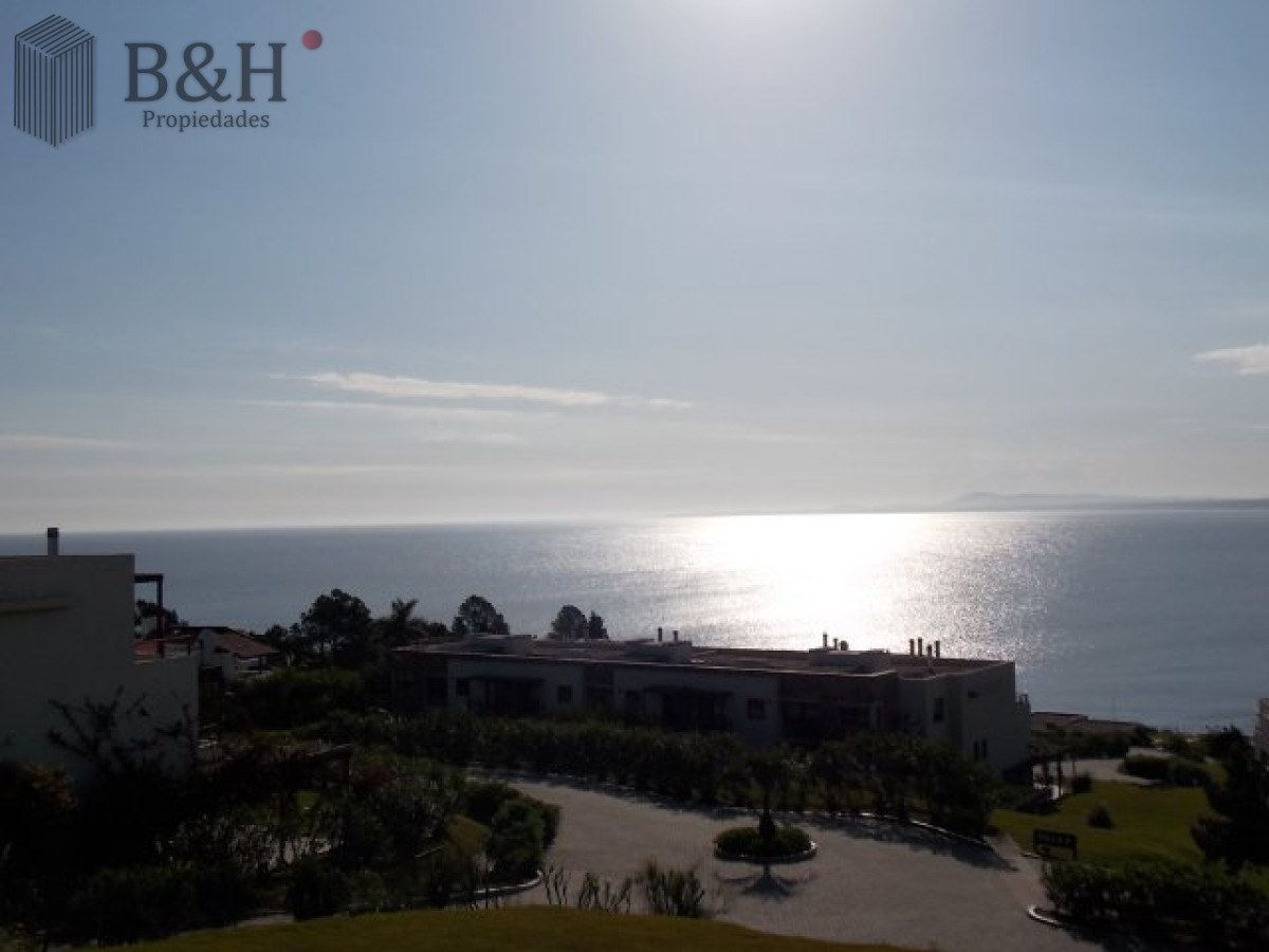 Apartamento ID.6472 - Excelente y amplio departamento duplex en venta de 3 dormitorios mas dependencia con parrillero, Punta Ballena