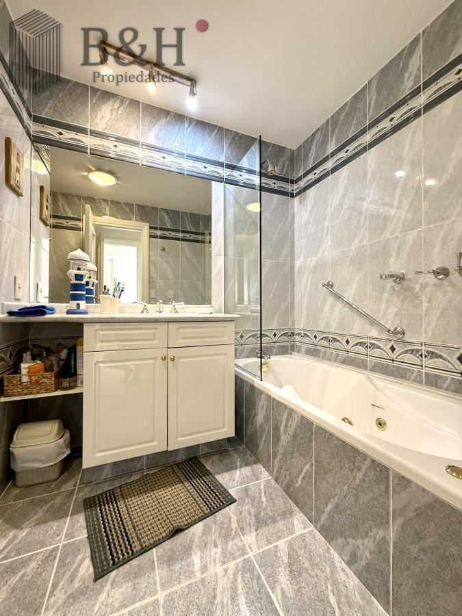 Apartamento ID.6171 - Alquiler temporario de apartamento esquinero de tres dormitorios más dependencia de servicio sobre Playa Mansa, Punta del Este