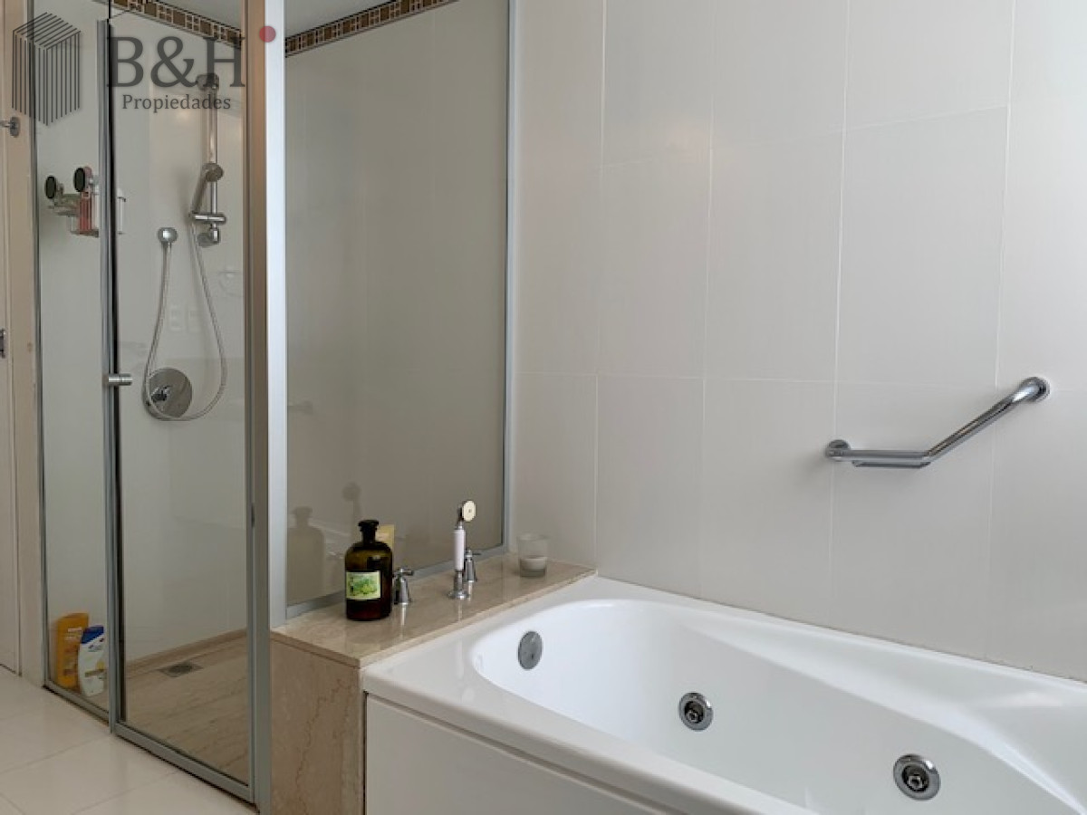 Apartamento ID.5732 - Venta y alquiler temporario de apartamento de tres dormitorios mas dependencia de servicio en Playa Brava