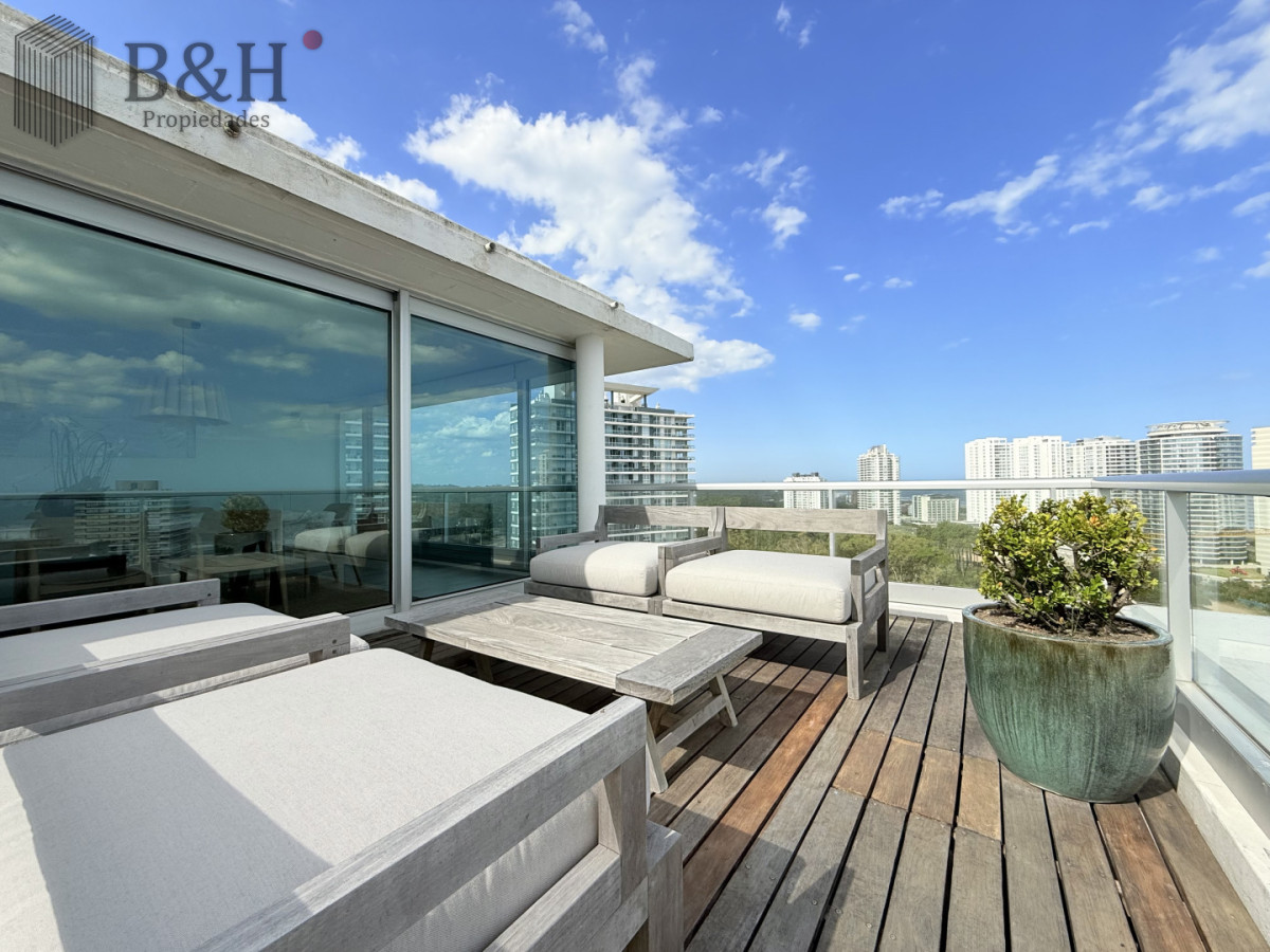 Apartamento ID.6402 - Apartamento Penthouse finamente decorado de 3 dormitorios con parrillero propio en alquiler temporario, Roosevelt Brava, Punta del Este