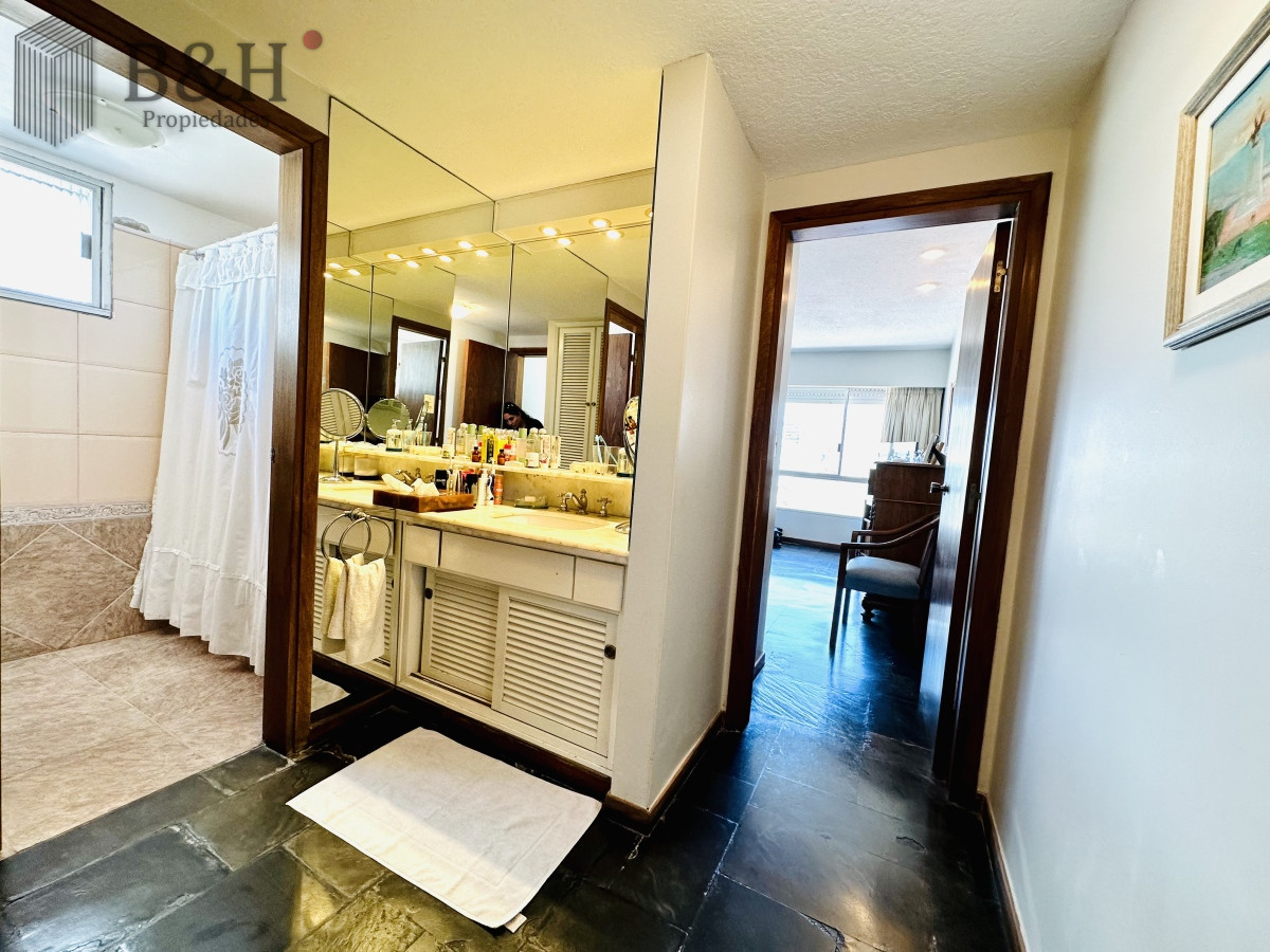 Apartamento ID.1487 - Venta y alquiler temporario de apartamento de gran metraje con tres dormitorios mas dependencia de servicio en Peninsula de Punta del Este