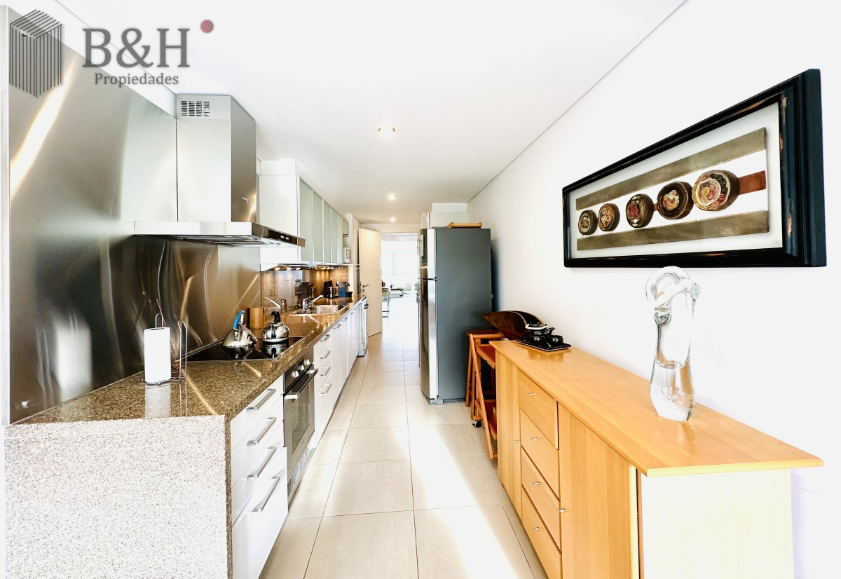 Apartamento ID.2690 - Oportunidad en Venta y Alquiler temporal de maravilloso departamento esquinero en Torre Le Parc, Playa Brava, Punta del Este