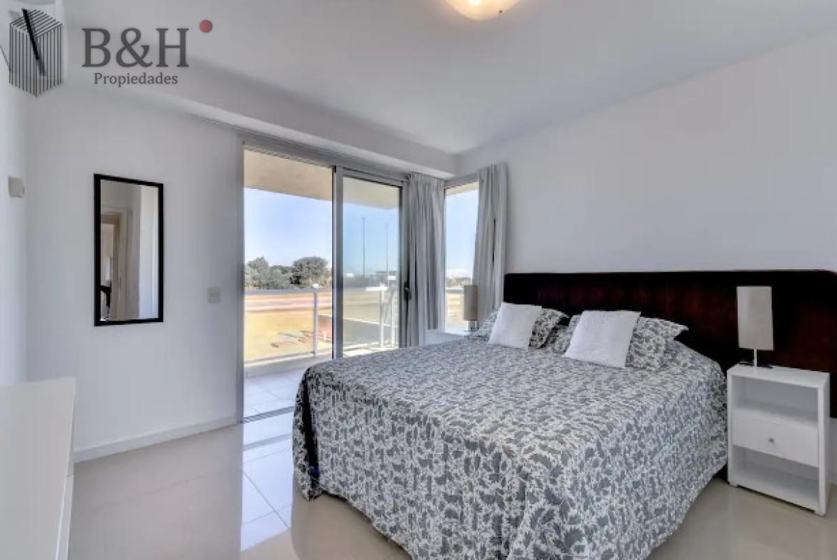 Apartamento ID.2176 - Apartamento de 3 Dormitorios en Venta Primera Línea del Mar, Playa Brava Punta del Este