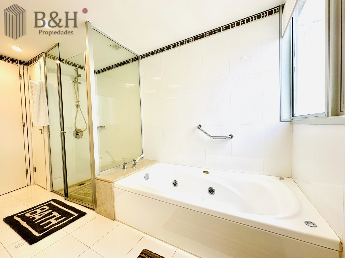 Apartamento ID.2690 - Oportunidad en Venta y Alquiler temporal de maravilloso departamento esquinero en Torre Le Parc, Playa Brava, Punta del Este