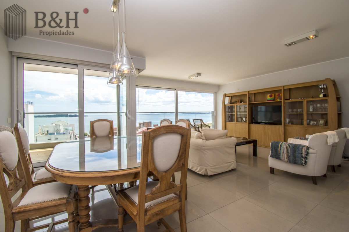 Apartamento ID.5677 - Excelente Apartamento de 2 Dormitorios y Dependencia de Servicio en Playa Mansa