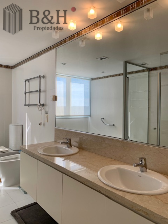Apartamento ID.5732 - Venta y alquiler temporario de apartamento de tres dormitorios mas dependencia de servicio en Playa Brava