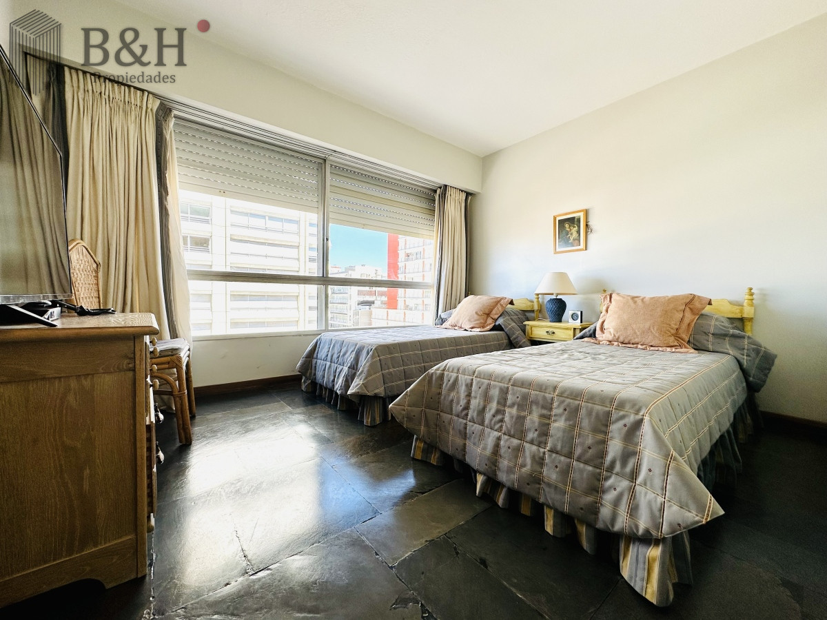 Apartamento ID.1487 - Venta y alquiler temporario de apartamento de gran metraje con tres dormitorios mas dependencia de servicio en Peninsula de Punta del Este