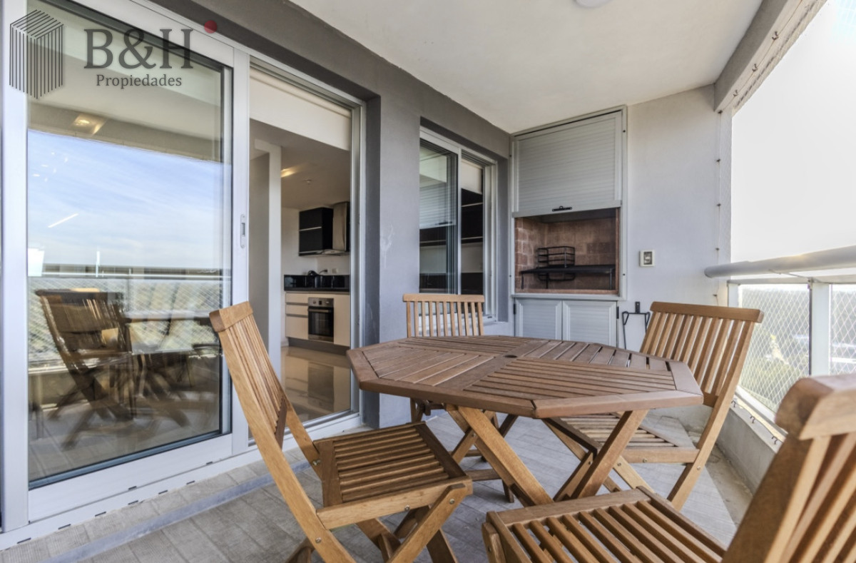 Apartamento ID.5441 - Moderno Penthouse con Vista al Mar, en Playa Brava, 3 Dormitorios con Parrillero y Dependencia de servicio