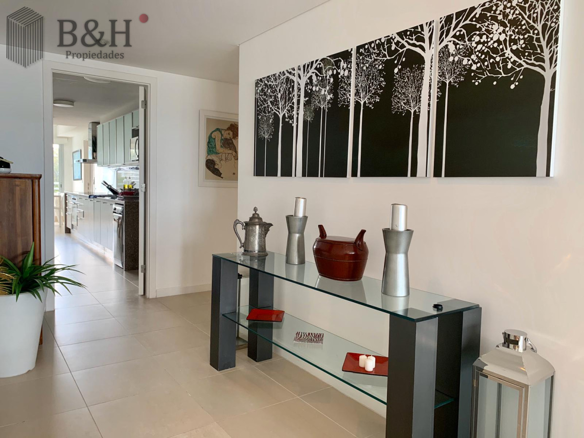 Apartamento ID.1233 - Venta y alquiler de departamento esquinero de tres dormitorios mas dependencia de servicio, Torre LE PARC, playa Brava. Punta del Este