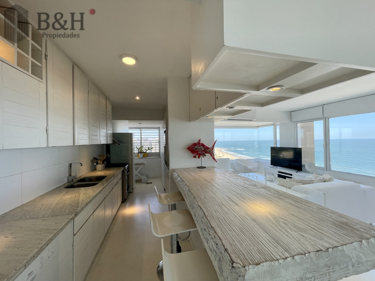 Apartamento ID.1426 - Alquiler temporario de maravilloso departamento piso alto de tres dormitorios, Peninsula, Punta del Este