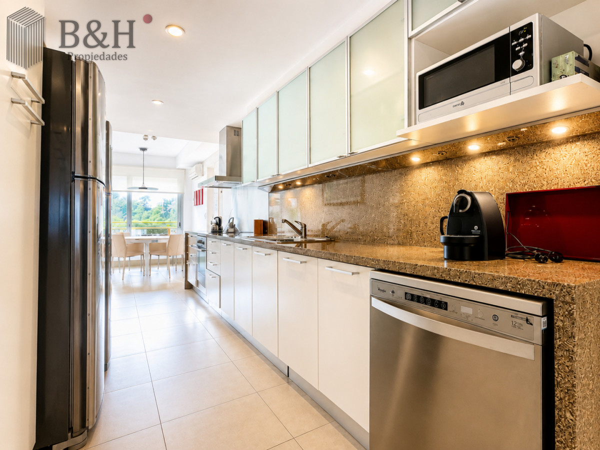 Apartamento ID.2690 - Oportunidad en Venta y Alquiler temporal de maravilloso departamento esquinero en Torre Le Parc, Playa Brava, Punta del Este