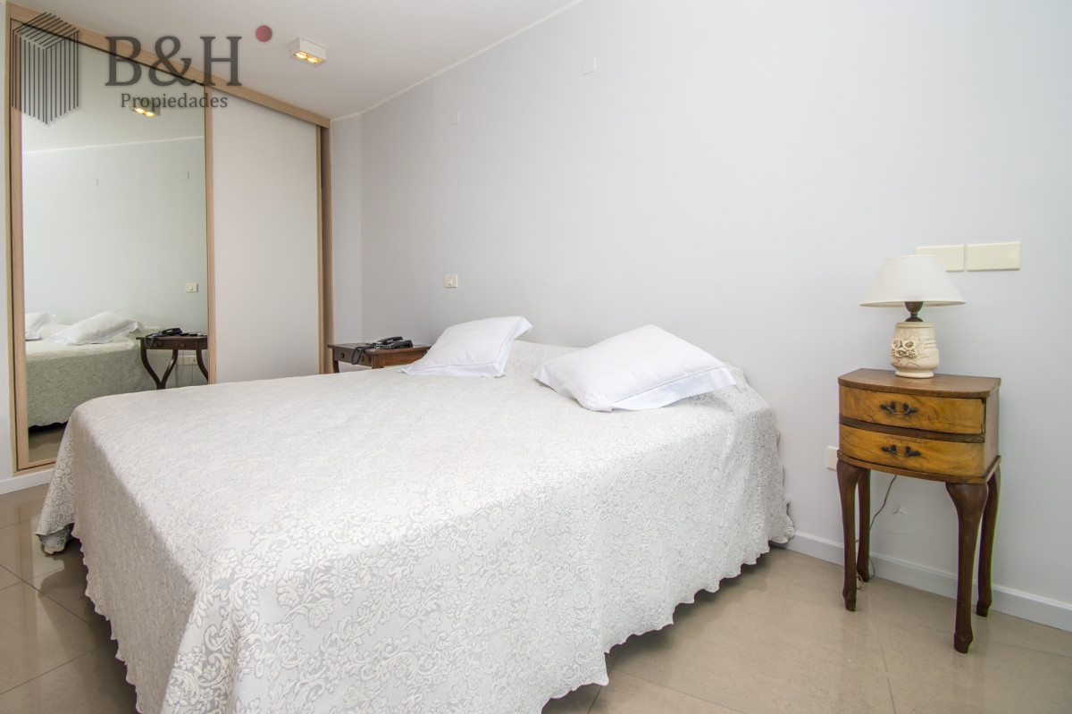 Apartamento ID.5677 - Excelente Apartamento de 2 Dormitorios y Dependencia de Servicio en Playa Mansa