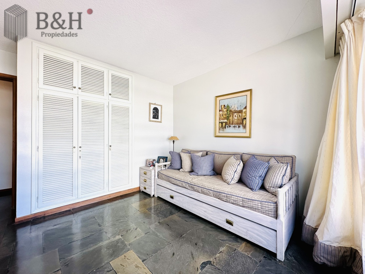 Apartamento ID.1487 - Venta y alquiler temporario de apartamento de gran metraje con tres dormitorios mas dependencia de servicio en Peninsula de Punta del Este