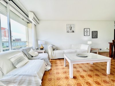 Apartamento de 3 Dormitorios sobre Gorlero, Punta del Este - Venta y Alquiler Anual