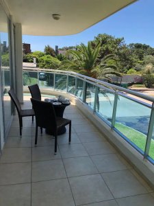 Apartamento de 1 Dormitorio en Torre con Servicios, Cerca del Mar - Venta, Punta del Este