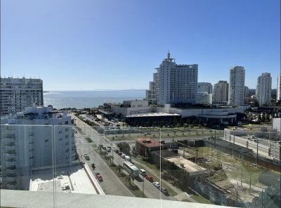 Alquiler temporal de apartamento de 2 dormitorios con 2 baños en excelente ubicación entre playas mansa y brava 