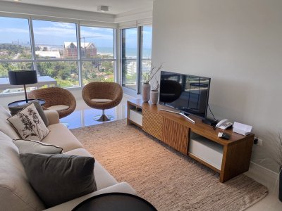 Excelente Apartamento de 2 Dormitorios + Servicio en Brava con Vista al Mar