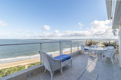 Penthouse sobre Playa Mansa, 4 Dormitorios y Parrillero en Venta - Punta del Este
