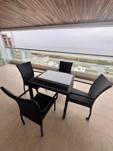 Alquiler temporada de apartamento piso alto en torre con variedad de servicios a pasos de Playa Brava