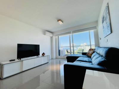 Venta y alquiler temporario de apartamento de un dormitorio en torre de categoría a pasos de Playa Brava