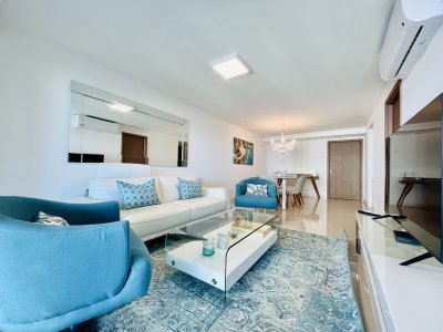 Apartamento piso alto con Vista de 3 Dormitorios y Parrillero en Playa Brava, Punta del Este 