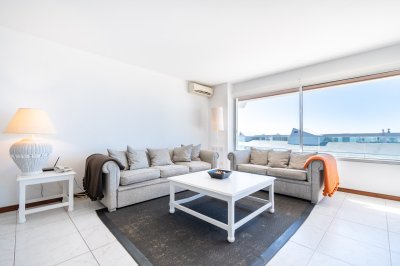 Venta y alquiler temporario de apartamento penthouse de tres dormitorios en playa Montoya