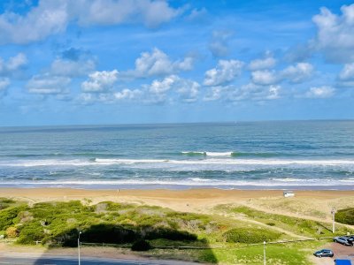 Oportunidad en Venta, Moderno Apartamento de 2 Dormitorios y Dependencia sobre Primera Línea de playa Brava, Le Parc