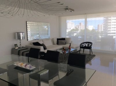 Venta y alquiler de moderno departamento de tres dormitorios más dependencia a pasos de Playa Brava