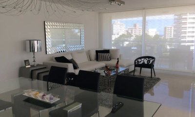 Venta y alquiler de moderno departamento de tres dormitorios más dependencia a pasos de Playa Brava